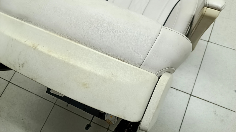 Seat 2nd row right BMW X7 G07 19-25 with airbag, electric, heated, for 6 seats, Vernasca leather, Elfenbein-Weiss, for dry cleaning, tears in the rear lower trim