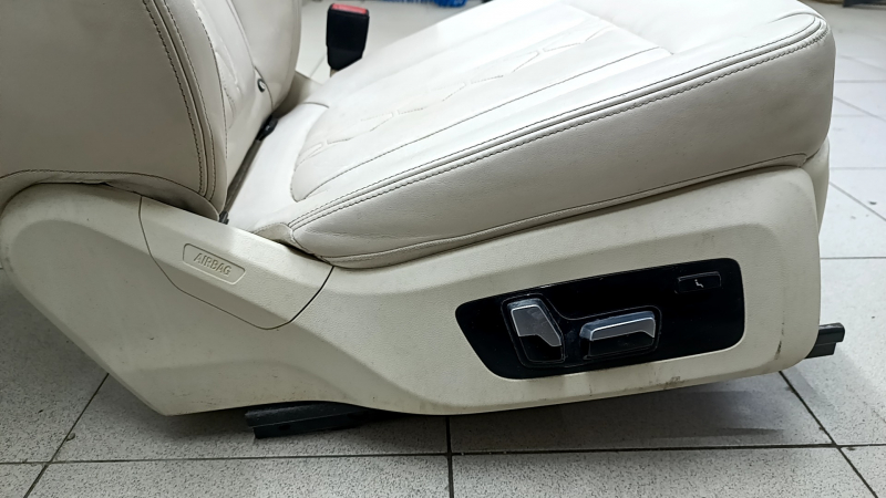 Seat 2nd row right BMW X7 G07 19-25 with airbag, electric, heated, for 6 seats, Vernasca leather, Elfenbein-Weiss, for dry cleaning, tears in the rear lower trim