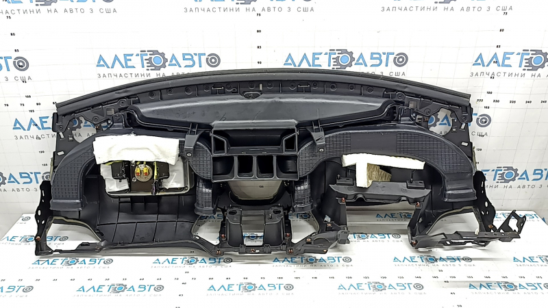 The front dashboard panel with AIRBAG Jeep Cherokee KL 19-19 is black, the air duct mounts are broken