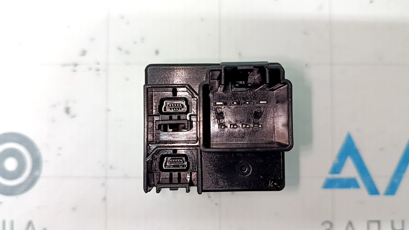 USB Hub, AUX center console Jeep Cherokee KL 14-20 broken cover mount