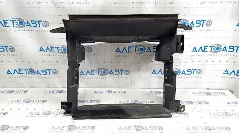 Alfa Romeo Giulia 17-24 2.0T radiator air duct missing fragment