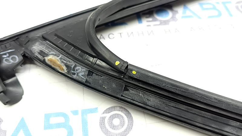 Upper door molding, front left, Audi Q5 80A 18-24, chrome, with glass seal, torn along the seam