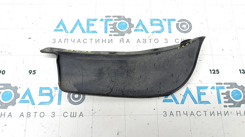 The right front bumper mudguard for a Jeep Cherokee KL 19-23 is worn, the mount is dented and bent