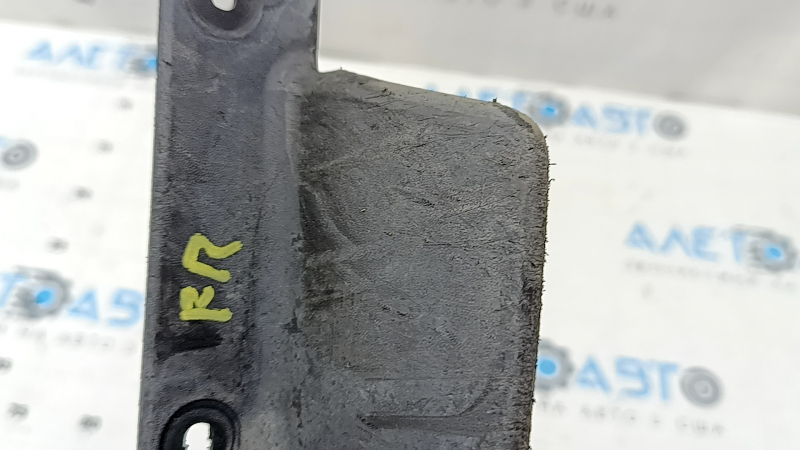 The right front bumper mudguard for a Jeep Cherokee KL 19-23 is worn, the mount is dented and bent