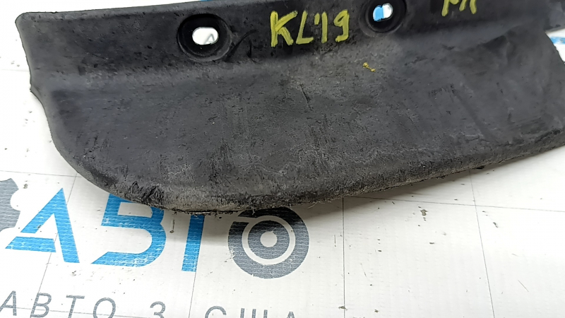 The right front bumper mudguard for a Jeep Cherokee KL 19-23 is worn, the mount is dented and bent