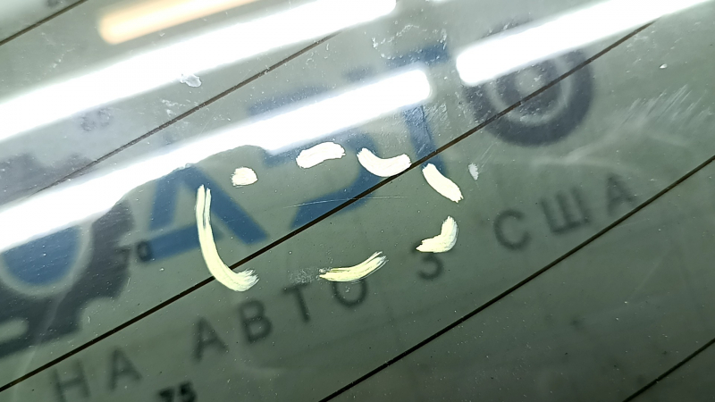 Rear glass of the tailgate of Chevrolet Equinox EV 24-26 with heating, scratches
