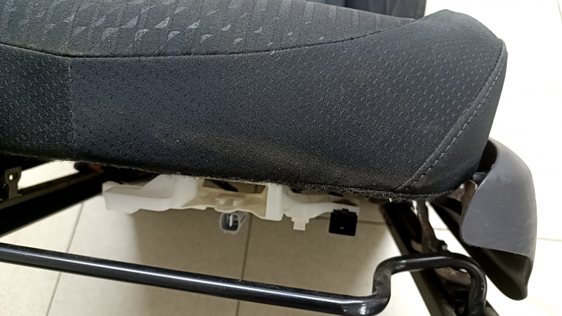 Driver's seat for Toyota Prius 50 Prime 17-19 without airbag, mechanical, heated, black fabric, worn, dry cleanable, creases