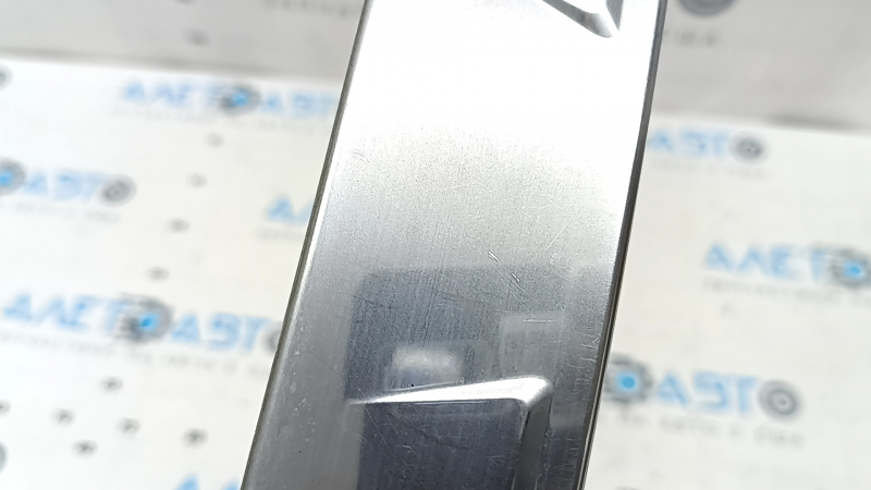 Rear bumper trim Nissan Rogue 21-23 chrome, scratches