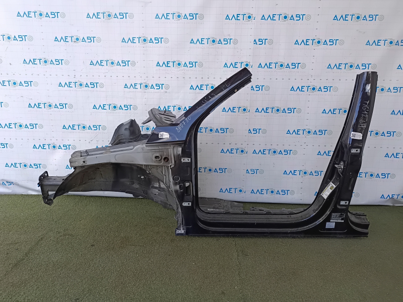 Front left quarter of VW Tiguan 09-18 sawed off with central pillar, black