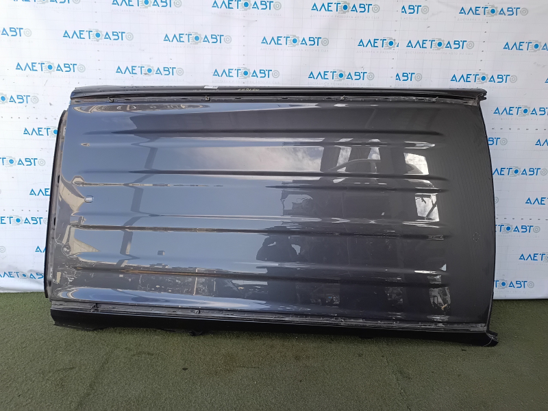The metal roof of the Hyundai Santa FE 19-23 is sawn off, pokes