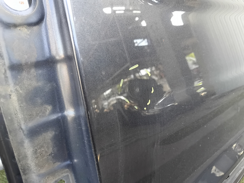 The metal roof of the Hyundai Santa FE 19-23 is sawn off, pokes