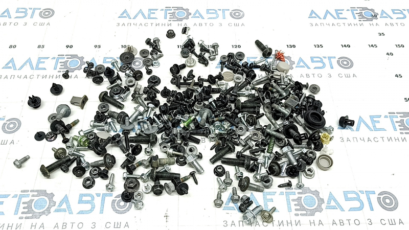 Interior hardware for Nissan Rogue 21-23, incomplete