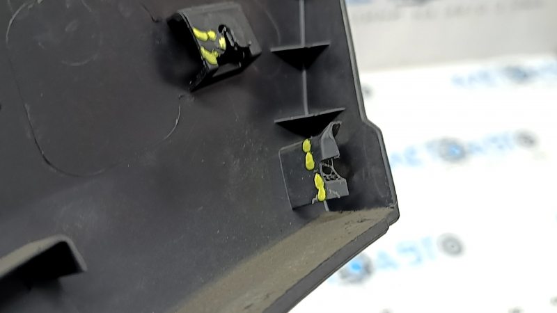 Lower rear right door arch trim Nissan Rogue 21-26 structure, scratches, crack in fastening, dented guide