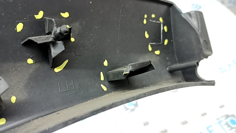 Rear left fender arch trim Nissan Rogue 21-26 US built, structure, scratches, broken fasteners