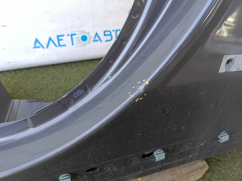 The central left body pillar of Ford Escape MK4 20-26 is sawn off, pokes
