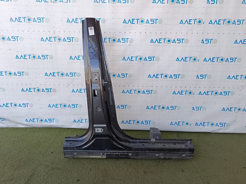 The central right body pillar of Hyundai Santa FE 21-23 has been sawed off