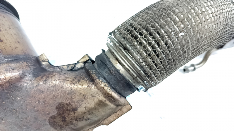 The exhaust pipe with a catalytic converter VW Passat b8 16-19 USA 2.0T has a torn mesh