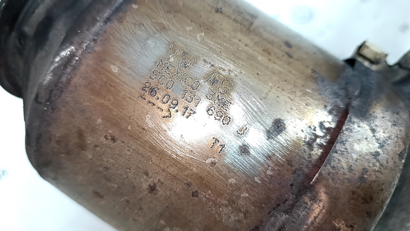 The exhaust pipe with a catalytic converter VW Passat b8 16-19 USA 2.0T has a torn mesh