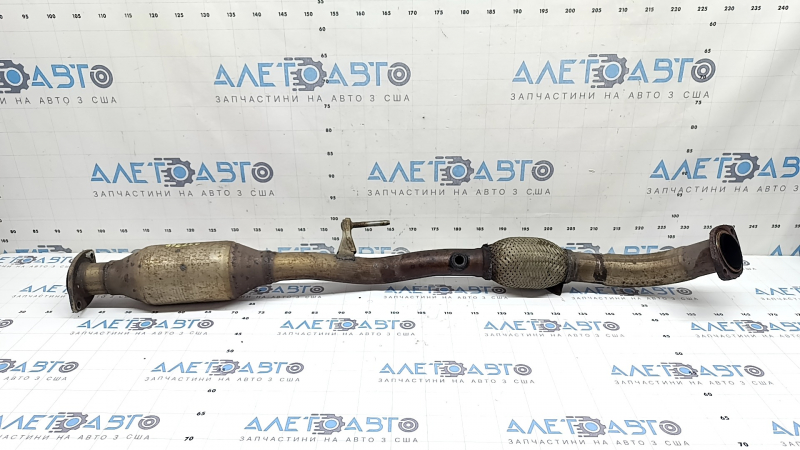 The exhaust pipe with the catalytic converter of the Toyota Camry v40 07-11 hybrid is rusty, the mesh is torn