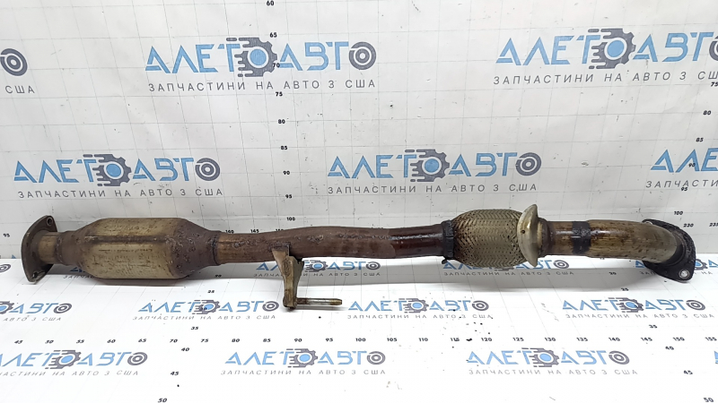 The exhaust pipe with the catalytic converter of the Toyota Camry v40 07-11 hybrid is rusty, the mesh is torn