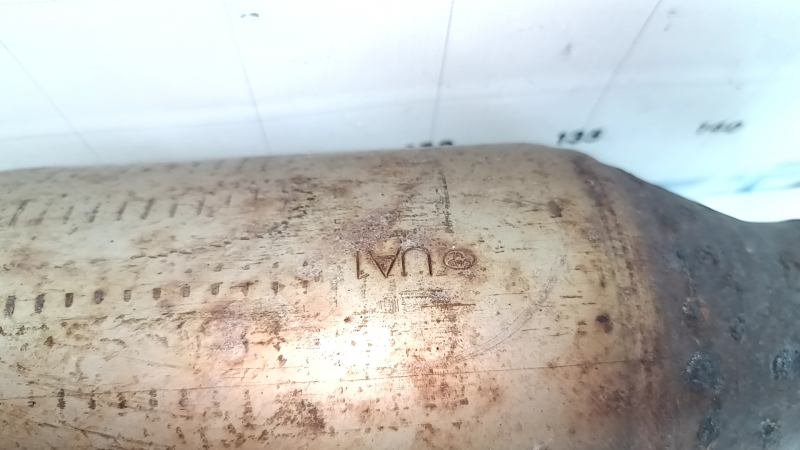 The exhaust pipe with the catalytic converter of the Toyota Camry v40 07-11 hybrid is rusty, the mesh is torn