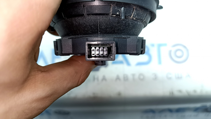 The left side mirror motor on the Audi A4 B9 17-25 has no memory.
