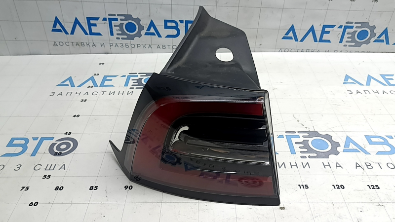Left outer wing light Tesla Model Y 20-25 4 pins, minor scratches