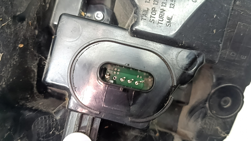 Left outer wing light Tesla Model Y 20-25 4 pins, minor scratches