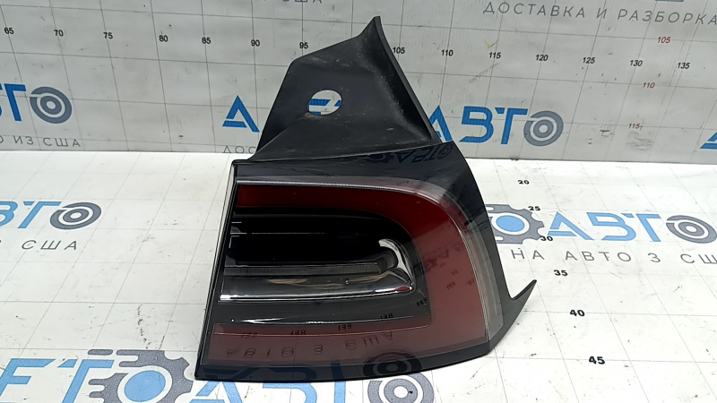 Outer wing light right Tesla Model Y 20-25 4 pins, scratches