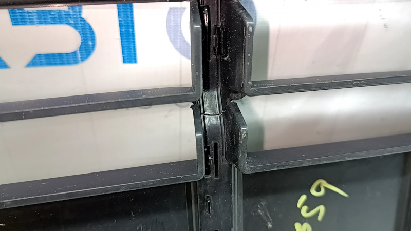 Radiator grill assembly Audi Q3 83A 19-25 black gloss, without emblems, broken moldings, cracked