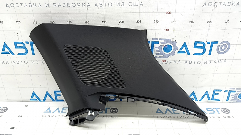 The rear pillar trim behind the right window of the Audi Q3 83A 19-25 is black, under the speaker, worn