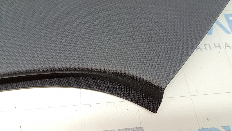 The rear pillar trim behind the right window of the Audi Q3 83A 19-25 is black, under the speaker, worn