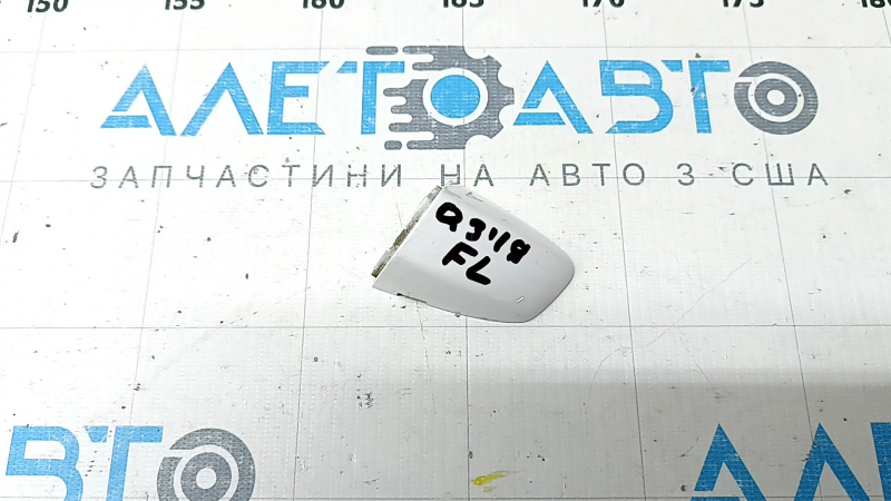 The plug of the outer door handle, front left, Audi Q3 83A 19-25, the fastening is broken