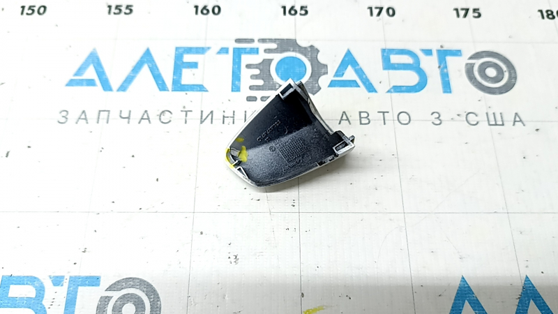 The plug of the outer door handle, front left, Audi Q3 83A 19-25, the fastening is broken