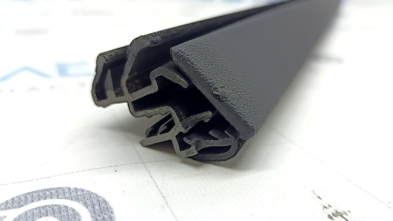 The inner glass seal of the rear left door of BMW X7 G07 19-26 under the curtain, front, is torn