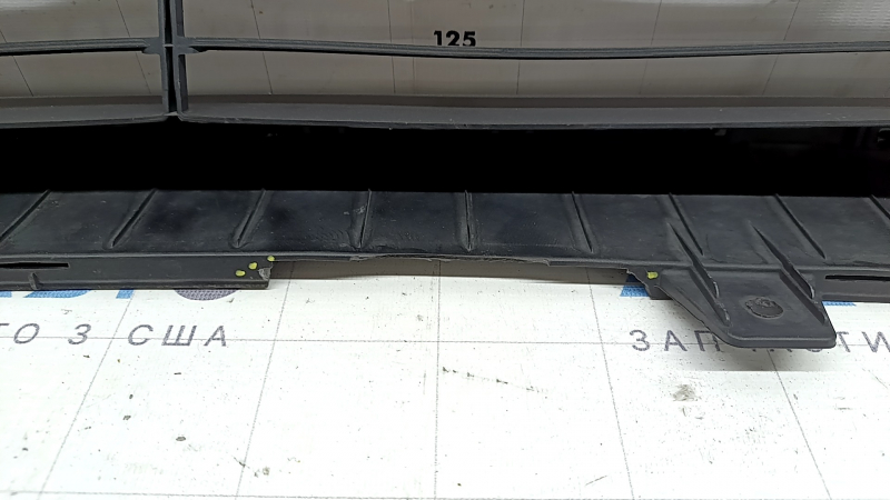 The lower grille of the front bumper of the Hyundai Ioniq 17-22 is gray, scratches, a fragment is missing, cracked, the mount is cracked