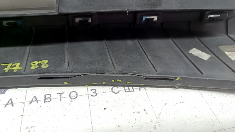 The lower grille of the front bumper of the Hyundai Ioniq 17-22 is gray, scratches, a fragment is missing, cracked, the mount is cracked