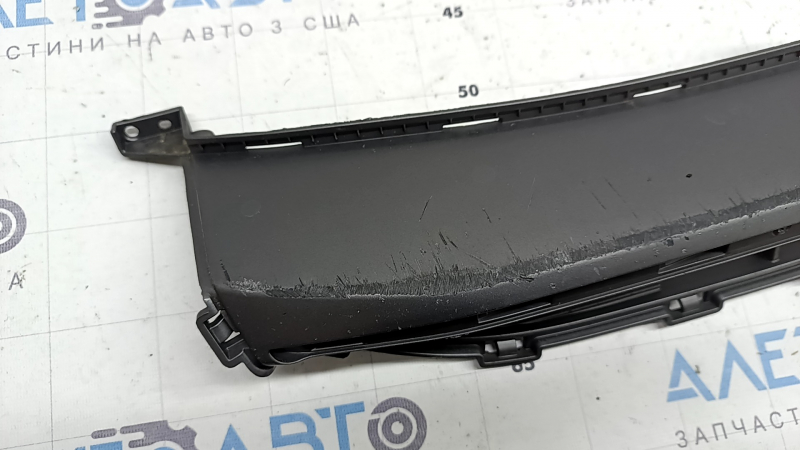 The lower grille of the front bumper of the Hyundai Ioniq 17-22 is gray, scratches, a fragment is missing, cracked, the mount is cracked