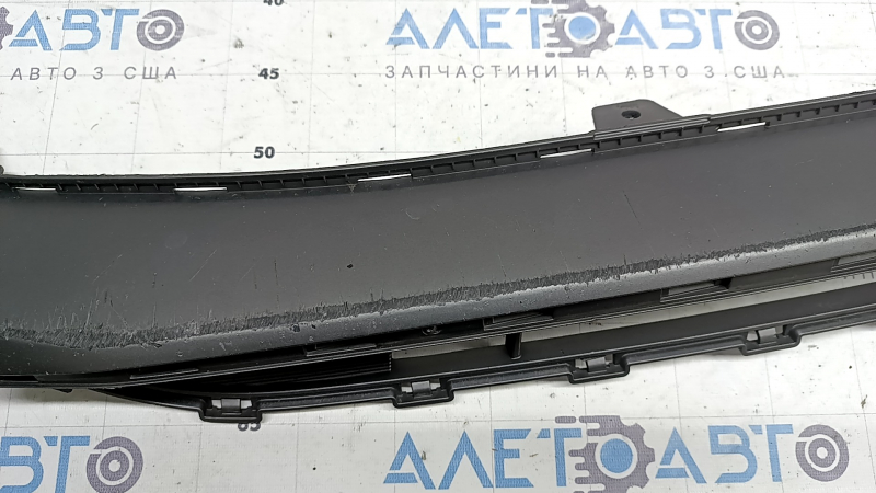 The lower grille of the front bumper of the Hyundai Ioniq 17-22 is gray, scratches, a fragment is missing, cracked, the mount is cracked