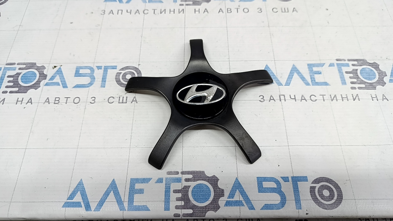 The center cap on the Hyundai Ioniq 17-19 HEV R17 wheel is crushed and the varnish is swollen