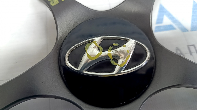 The center cap for the Hyundai Ioniq 17-19 HEV R17 disk is crushed