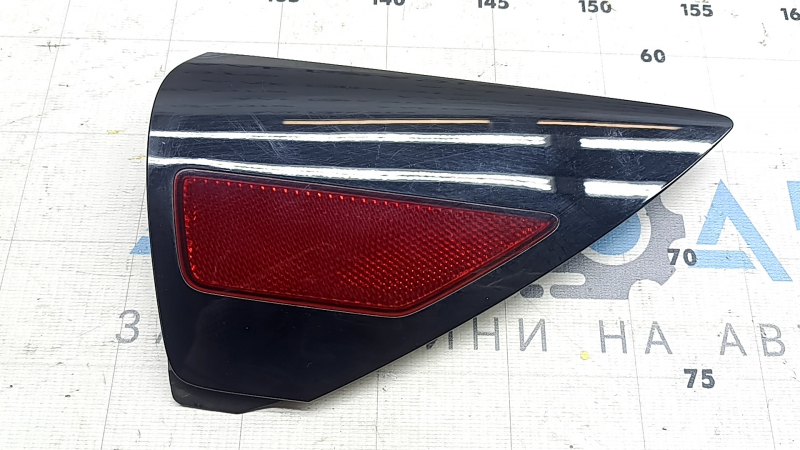 Reflector on the rear right wing of Tesla Model Y 20-25, broken mount, scratches