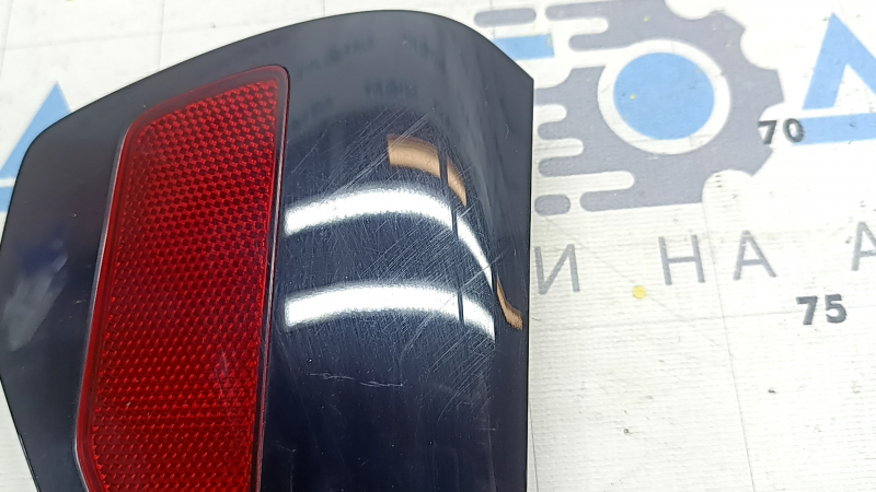 Reflector on the rear right wing of Tesla Model Y 20-25, broken mount, scratches
