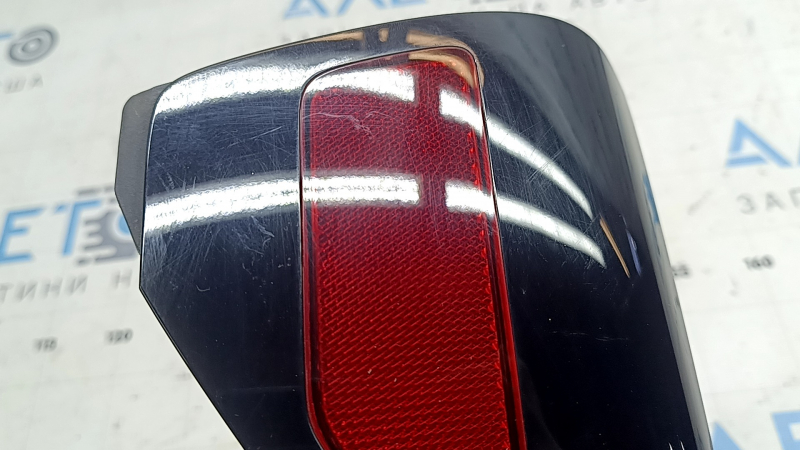 Reflector on the rear right wing of Tesla Model Y 20-25, broken mount, scratches
