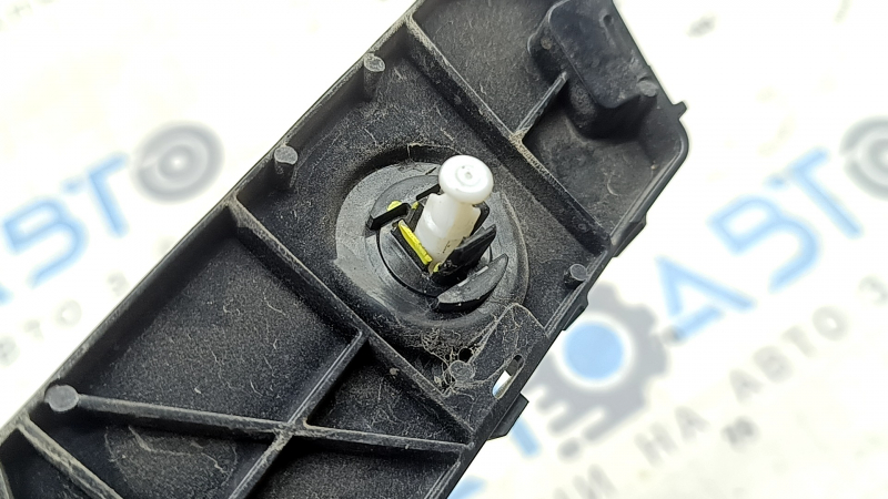 The rear bumper mount, outer left, Tesla Model Y 20-25, the latch is broken