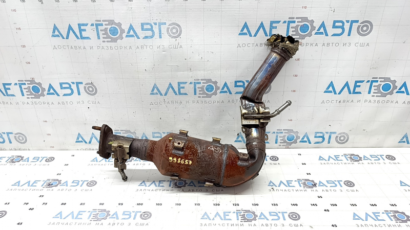 The inlet pipe with the catalytic converter of Nissan Rogue 21 2.5 has a torn corrugation and the catalytic converter is crushed