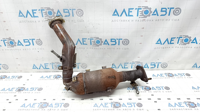 The inlet pipe with the catalytic converter of Nissan Rogue 21 2.5 has a torn corrugation and the catalytic converter is crushed