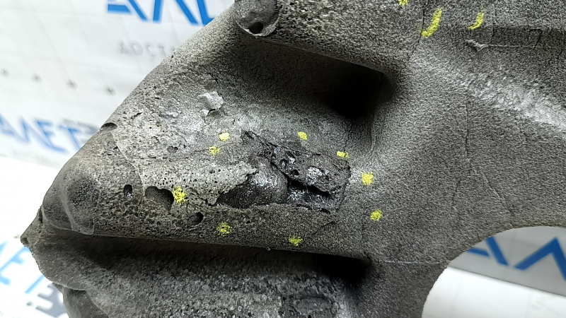 Soundproofing of the rear right upper wing arch of Tesla Model Y 20-25, tears