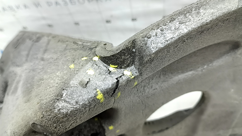 Soundproofing of the rear right upper wing arch of Tesla Model Y 20-25, tears