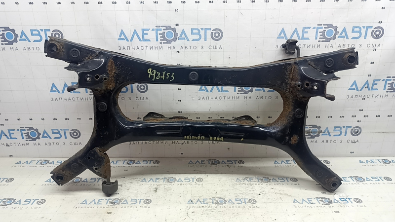 The rear subframe of the Toyota Prius 50 Prime 17-22 FWD is rusty, the bolt is sawed off